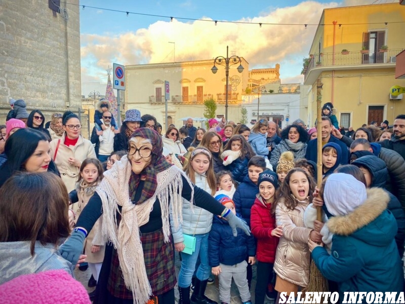 A Guagnano il grande Albero di Natale fatto all'uncinetto